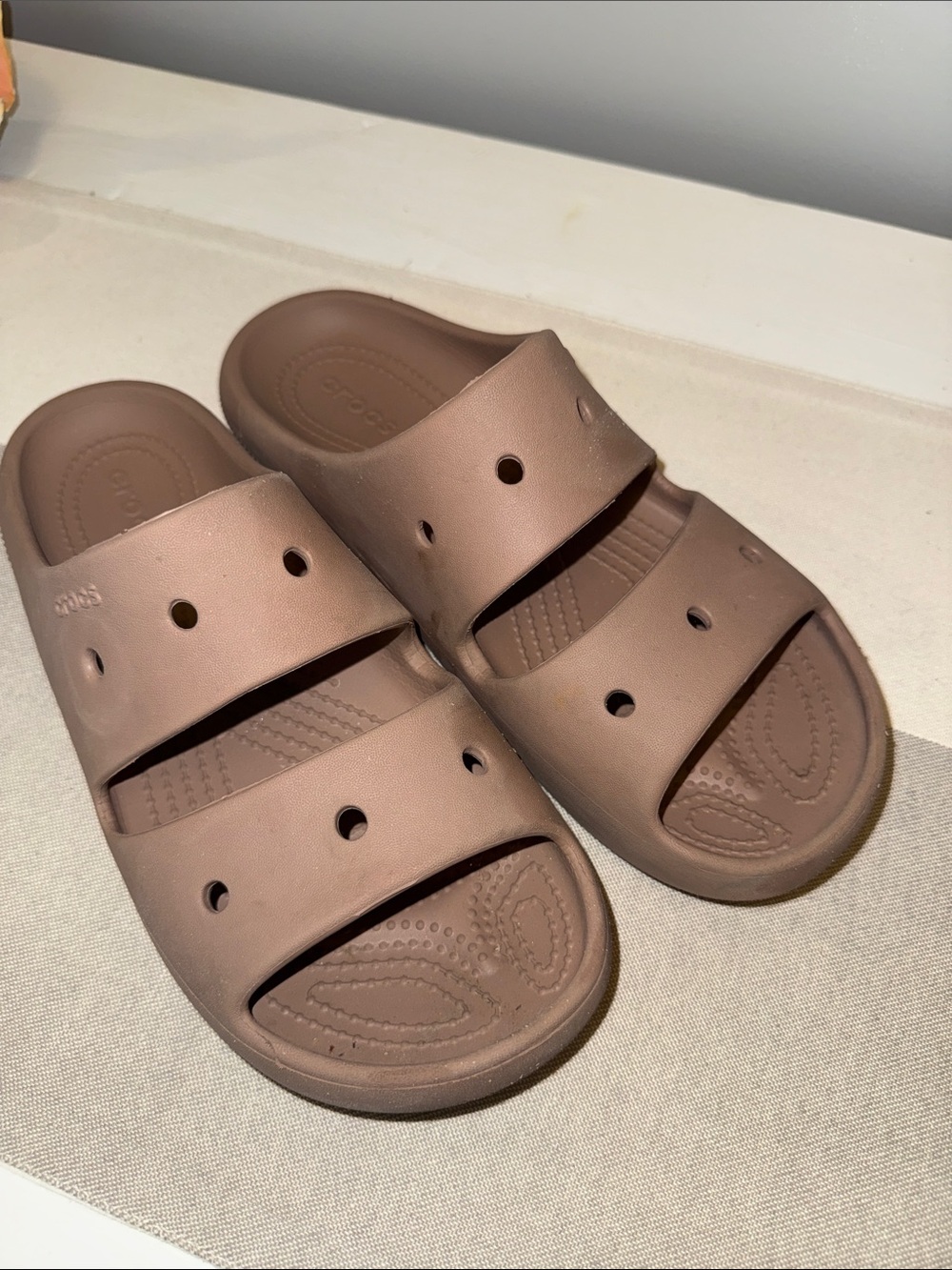 Crocs Classic Sandal 2.0 – Unisex Two-Strap Slide Sandals (Latte / Taupe Beige)